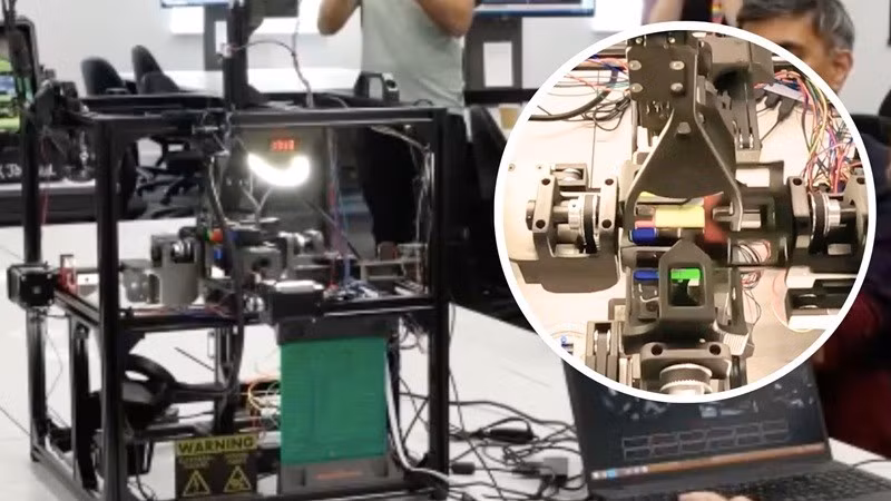 Robot được xây dựng quanh một khung trung tâm giữ khối Rubik cố định.