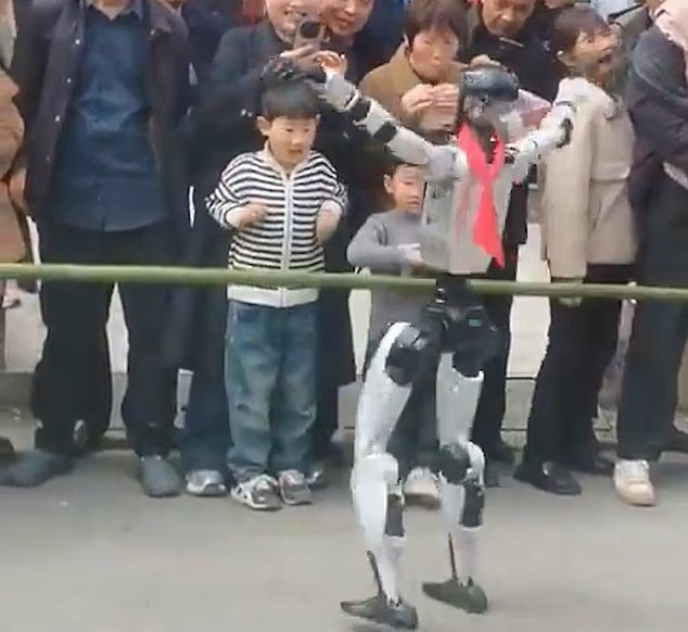 Cậu bé bất ngờ bị robot tát vào mặt