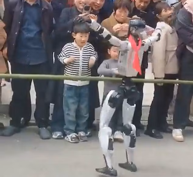 Cậu bé bất ngờ bị robot tát vào mặt