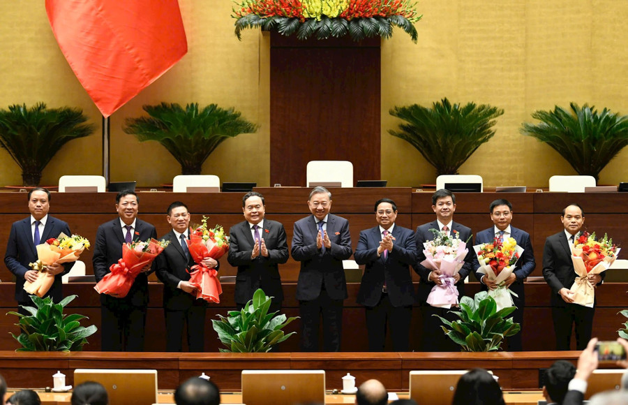 Tổng Bí thư Tô Lâm, Thủ tướng Phạm Minh Chính, Chủ tịch Quốc Trần Thanh Mẫn chúc mừng các đồng chí được Quốc hội phê chuẩn. (Ảnh Công Lý)