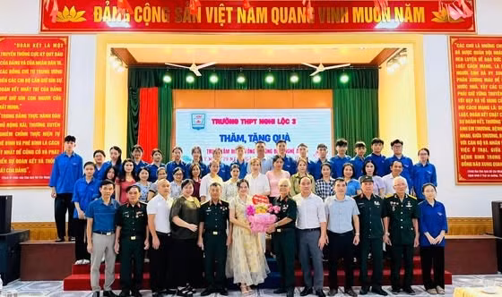 Trường THPT Nghi Lộc 3 (Vinh Lộc, Nghệ An) thăm hỏi, tặng quà tại Trung tâm Điều dưỡng thương bệnh binh tỉnh Nghệ An. Ảnh: NTCC