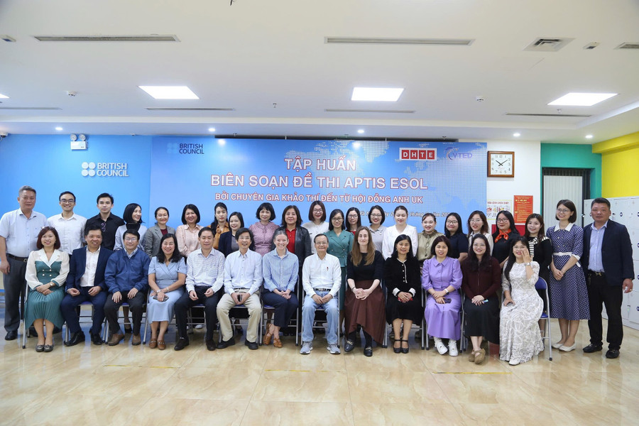 Chuyên gia đến từ Hội đồng Anh (UK) tập huấn cho giảng viên.