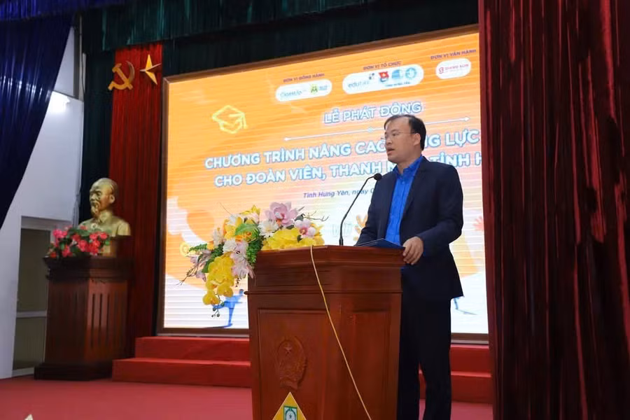 Bí thư Tỉnh đoàn Hưng Yên Thiệu Minh Quỳnh phát động chương trình. Ảnh Đinh Chiến