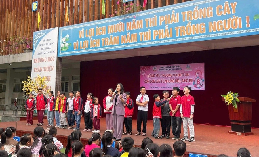 Học sinh cùng giao lưu với diễn giả Thu Hà trong chương trình.