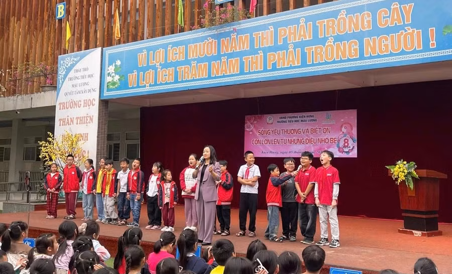 Học sinh cùng giao lưu với diễn giả Thu Hà trong chương trình.