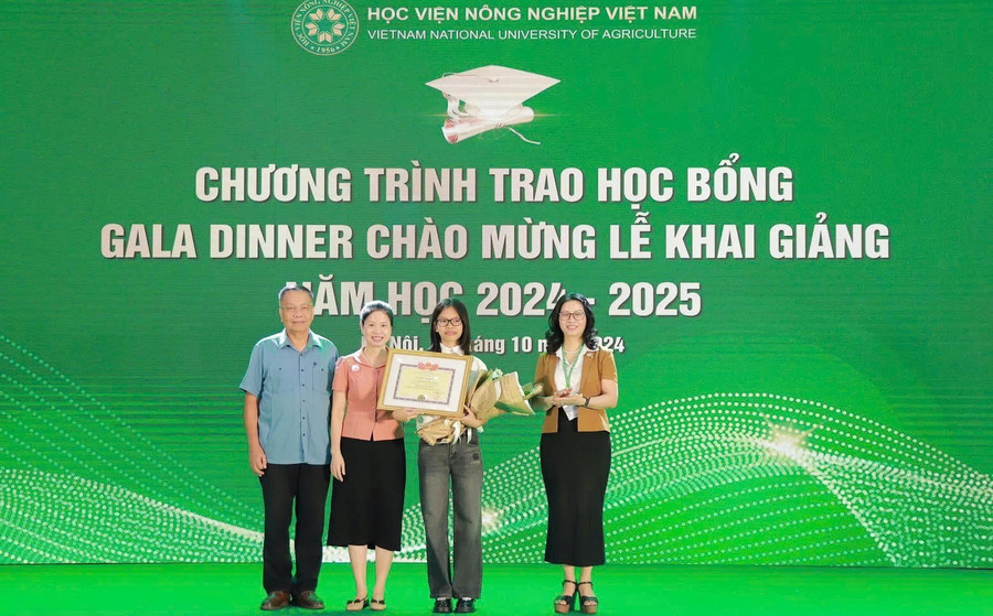 GS.TS Nguyễn Thị Lan – Giám đốc Học viện Nông nghiệp Việt Nam và GS.TS Trần Đức Viên – Chủ tịch Hội đồng khoa học và Đào tạo của Học viện trao học bổng cho sinh viên.