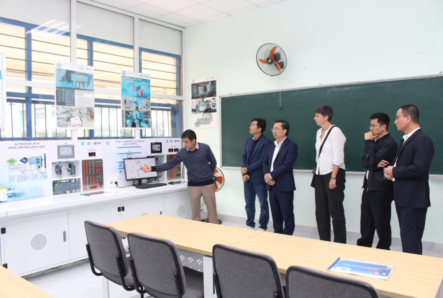 Các đơn vị bàn giao và vận hành thiết bị tại Phòng Tự động hóa và Truyền động nâng cao cho Trường Đại học Sư phạm Kỹ thuật - Đại học Đà Nẵng.