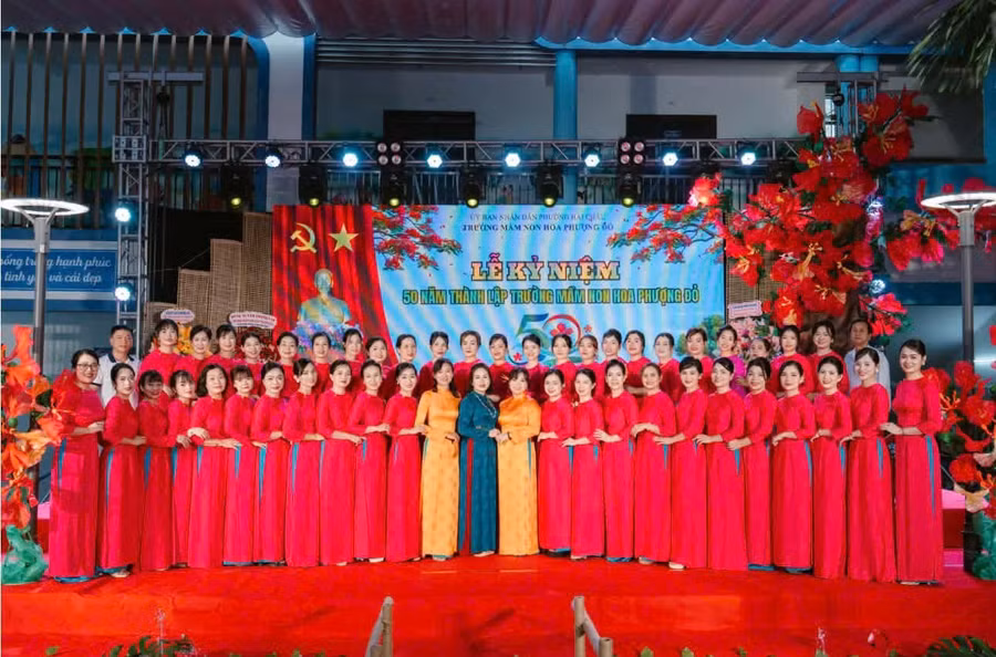 Tập thể cán bộ, giáo viên nhà trường.