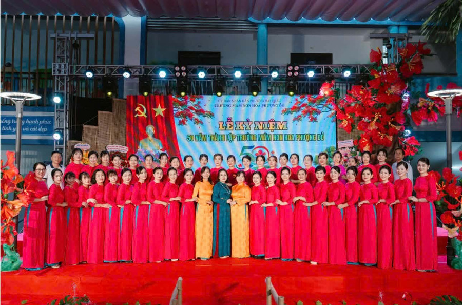 Tập thể cán bộ, giáo viên nhà trường.