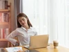 Nghiên cứu cho thấy áp lực lên cột sống thắt lưng khi ngồi lâu lớn hơn khi đứng. (Ảnh: ITN)