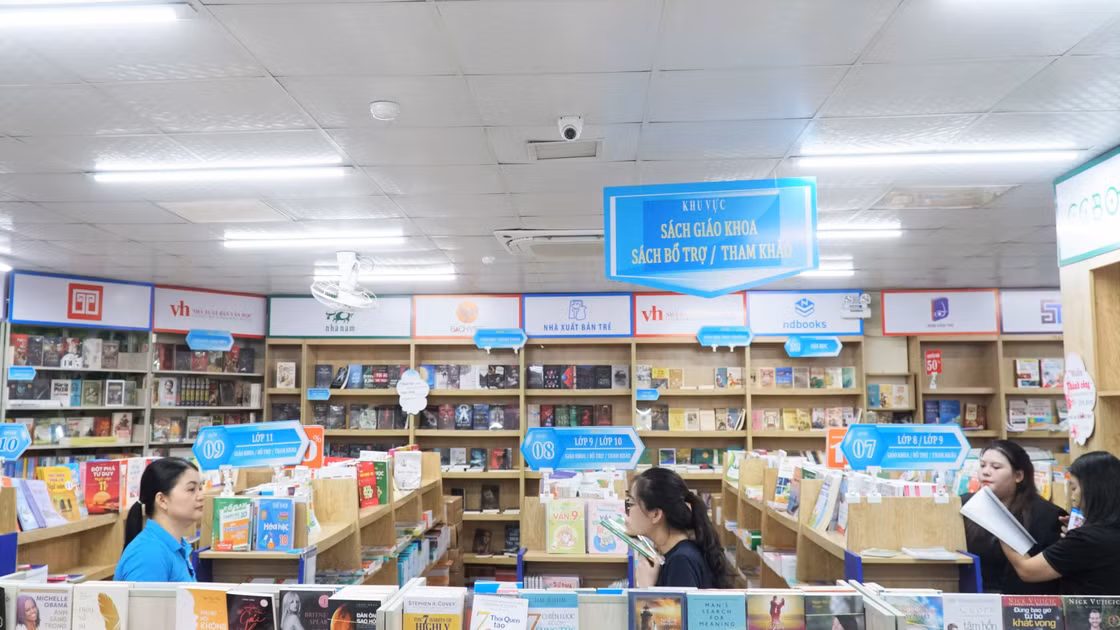 Các đơn vị cung ứng sách tại Nghệ An đã chuẩn bị cơ bản đầy đủ sách giáo khoa. Ảnh: Hồ Lài