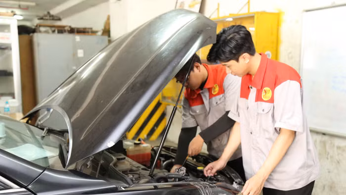 Sinh viên Trường Cao đẳng Viễn Đông thực hành sửa chữa ô tô. Ảnh: NTCC