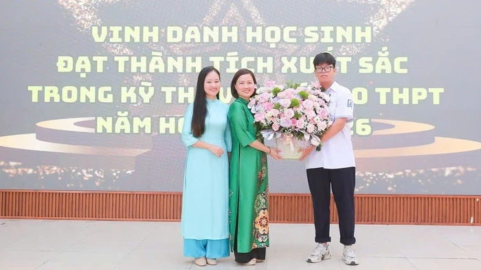 Nhà giáo Đinh Thị Phương Anh (giữa) tại lễ vinh danh học sinh đạt thành tích cao thi vào lớp 10 THPT năm học 2025 - 2026. Ảnh: NVCC