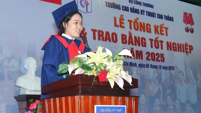 Võ Thị Cẩm Tú phát biểu tại lễ tốt nghiệp. Ảnh: NTCC