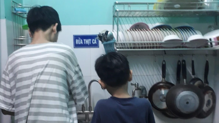 Trẻ nhỏ biết phụ giúp việc nhà khi cha mẹ sẵn sàng… lười. Ảnh: Cao Huyền