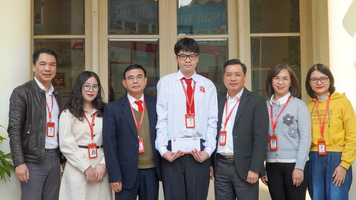 Lãnh đạo Trường THPT Hoàng Long cùng thầy cô chúc mừng Trần Nhật Anh. 