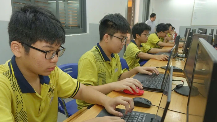 Học sinh Trường THPT chuyên Lê Hồng Phong (TPHCM). Ảnh: NH
