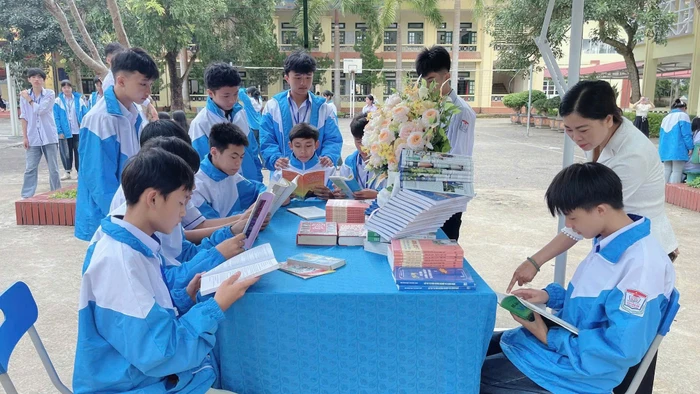 Học sinh Trường THPT Chu Văn An tích cực đọc sách.