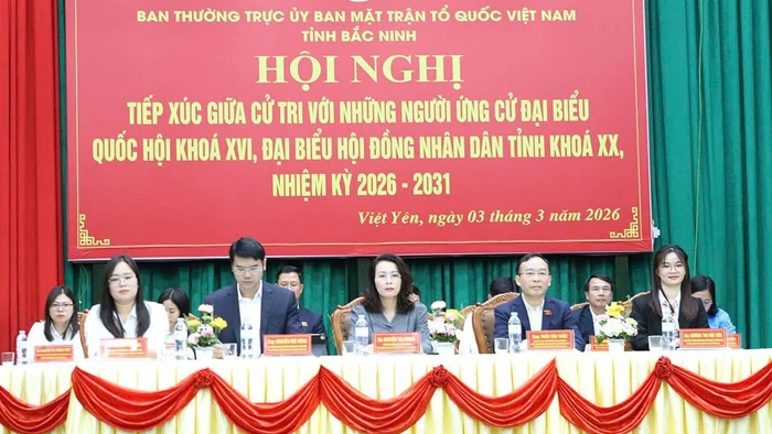 Cô Dương Thị Hải Yến - giáo viên Trường Mầm non An Dương (ngoài cùng bên phải) tại Hội nghị tiếp xúc cử tri với người ứng cử đại biểu Quốc hội khóa XVI. 