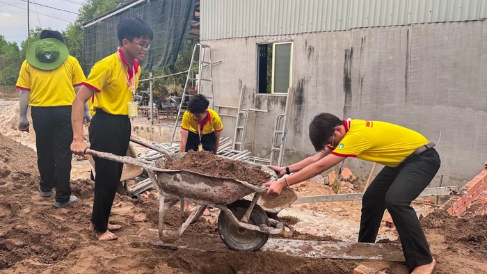 Sinh viên Trường Đại học Sư phạm TPHCM chung tay xây nhà tình nghĩa cho học sinh nghèo ở Tây Ninh. Ảnh: Tuổi trẻ Ninh Điền