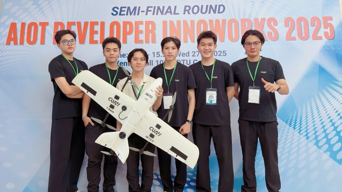 Các thành viên nhóm giới thiệu sản phẩm tại cuộc thi Phát triển Ứng dụng AIoT Developer InnoWorks 2025. Ảnh: Hà An
