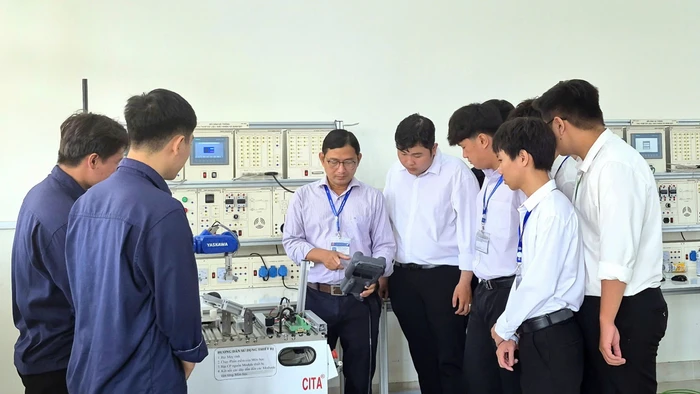 Sinh viên Trường Đại học Tiền Giang trong giờ học thực hành. Ảnh: T. Nhơn 