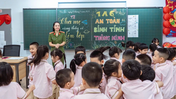 Học sinh khối 1 Trường Ngôi sao Hoàng Mai hào hứng tham gia tiết học “Cha mẹ cùng con lên lớp”. Ảnh: Đình Tuệ