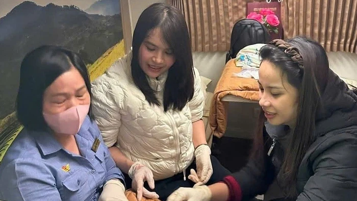 Bé trai chào đời an toàn nhờ sự hỗ trợ đỡ đẻ của 2 sinh viên trên chuyến tàu. Ảnh: NTCC