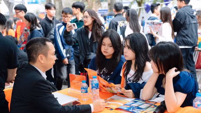 Thí sinh tìm hiểu về phương thức tuyển sinh năm 2026 của Trường Đại học FPT. Ảnh: NTCC