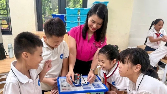 Giờ học STEM của cô và trò Trường Tiểu học Lý Thường Kiệt (Hà Nội). Ảnh: ITN