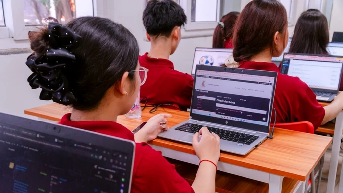 Sinh viên ngành Thương mại điện tử tại Trường Cao đẳng Bách khoa (Hà Nội) trong một buổi học. Ảnh: CĐBK