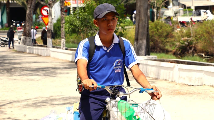 Lê Hữu Do vừa đạp xe đi học vừa thu gom phế liệu.