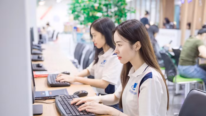 Sinh viên Trường Đại học Mở TPHCM. Ảnh: NTCC