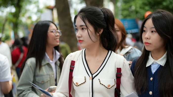 Thí sinh tham dự tư vấn tuyển sinh, hướng nghiệp năm 2025. Ảnh: Nam Trần