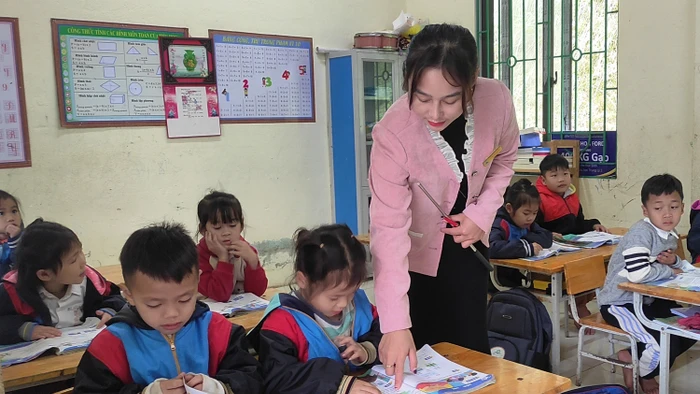 Cô trò điểm Co Cài - Trường Tiểu học Trung Lý 2 (Thanh Hóa).