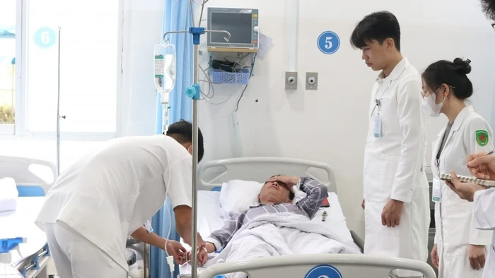 Sinh viên Y khoa Trường Đại học Tân Tạo thực tập tại bệnh viện. Ảnh: BVĐHYTT