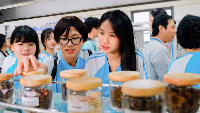 Học sinh TPHCM tìm hiểu nhóm ngành khoa học sức khỏe qua chương trình “Khám phá Thế giới áo Blouse trắng”.