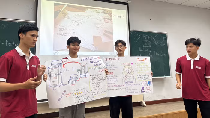 Nhóm sinh viên tham gia dự án Learning Express thuyết trình phương án cải tiến kỹ thuật làng nghề. Ảnh: NTCC