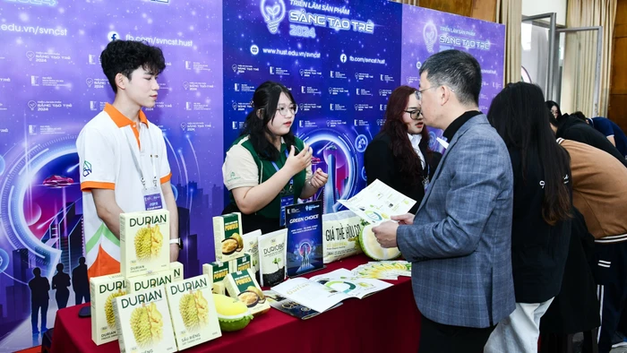 Nhóm sinh viên triển lãm dự án tại Cuộc thi Sáng tạo Trẻ 2024. Ảnh: NVCC