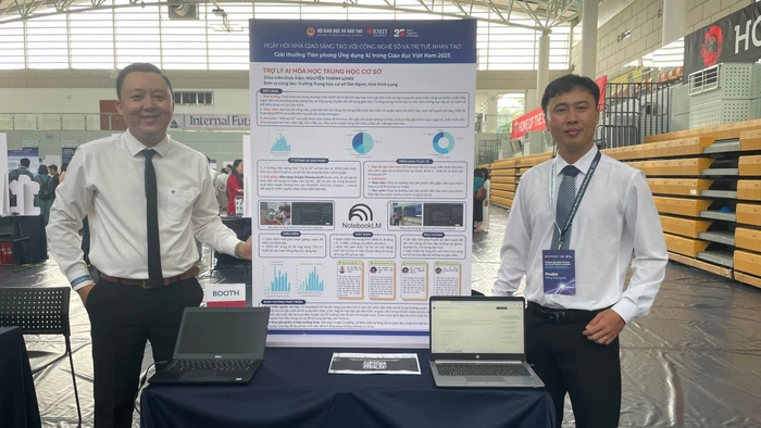 Thầy Nguyễn Thành Long (phải) bên sản phẩm trợ lý ảo giới thiệu tại triển lãm ngày hội “Nhà giáo sáng tạo với công nghệ số và trí tuệ nhân tạo” năm 2025. Ảnh: Hà An