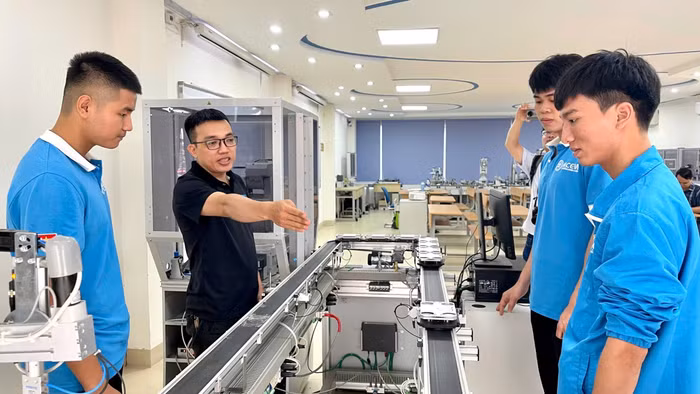 Giáo viên dạy nghề sơ cấp trực tiếp đào tạo nguồn nhân lực tay nghề cao đáp ứng nhu cầu thị trường. Ảnh minh họa: INT