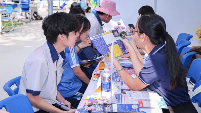 Học sinh tìm hiểu thông tin tuyển sinh năm 2026 tại Ngày hội tư vấn tuyển sinh - hướng nghiệp, diễn ra ở TPHCM tháng 1/2026. Ảnh: UTE