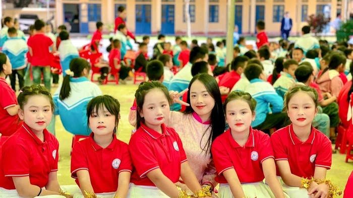 Cô giáo Bùi Mai Anh - Trường Tiểu học Lương Trung (Quý Lương, Thanh Hóa) cùng HS. Ảnh: NT