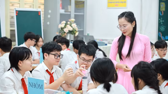Cô trò Trường THCS Trưng Vương (Hà Nội) trong tiết học Khoa học Tự nhiên. Ảnh minh họa: INT