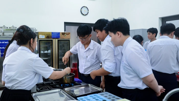 Học viên trung cấp Trường Cao đẳng Thương mại (Đà Nẵng) thực hành kỹ thuật chế biến món ăn. Ảnh: NTCC