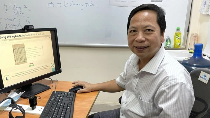 PGS.TS Đinh Điền bên sản phẩm ứng dụng AI chuyển chữ Nôm sang chữ Quốc ngữ do ông và các cộng sự nghiên cứu. Ảnh: Hà An
