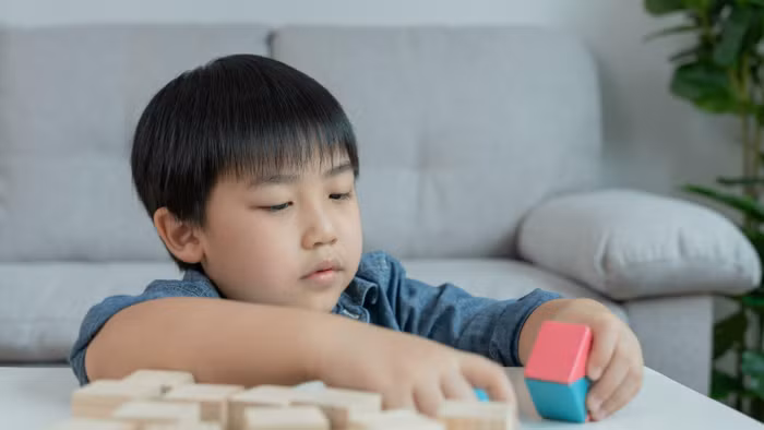Việc duy trì thói quen nói xã giao với trẻ có thể khiến các em hình thành cách giao tiếp thiếu rõ ràng. Ảnh: Vecteezy.