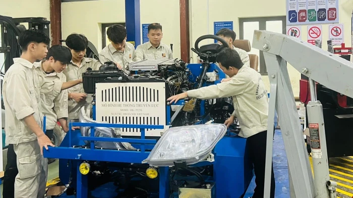 Giờ học Công nghệ ô tô với thiết bị hiện đại tại Trường Cao đẳng Lào Cai.