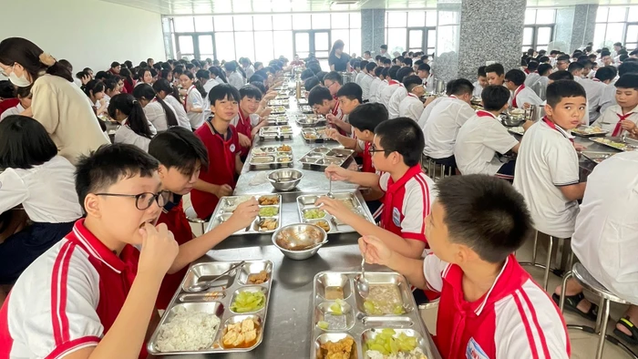 Học sinh Trường THCS Mai Dịch (Hà Nội) ăn bán trú tại bếp ăn nhà trường. 
