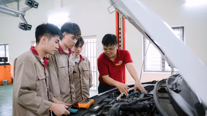 Giờ thực hành của học viên Trường Cao đẳng Công nghệ cao Hà Nội. Ảnh: NTCC